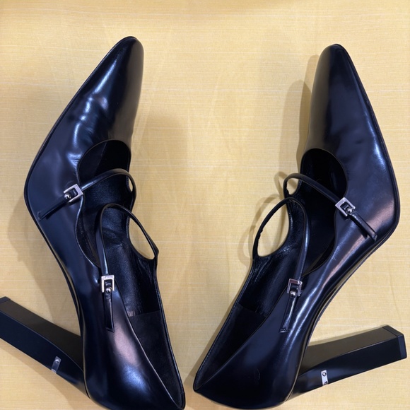 Louis Vuitton - Picture 6 of 8